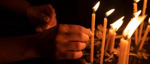 Kerzen in der Kirche: Mit jeder Kerze denkt man an einen Menschen.  