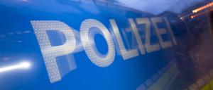 Das Wort Polizei auf der Karosserie eines Polizeifahrzeugs (Symbolbild).