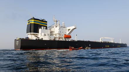 Aktivisten der Umweltorganisation Greenpeace demonstrieren im April 2024 in der Ostsee vor einem Schiff, das russisches Öl transportiert. 