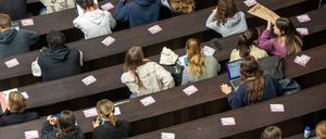 Studenten nehmen an der Einführungsveranstaltung im Audimax der Ludwig-Maximilians-Universität teil (Symbolbild).