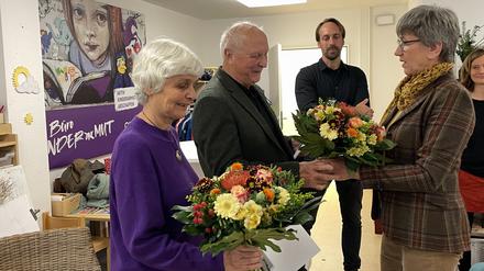 Potsdamer Kinderärzte Dr. Angelica Jacob und Dr. Claus Herrmann als Ehrenamtler des Monats ausgezeichnet. Von Staatskanzlei-Chefin Kathrin Schneider (SPD).