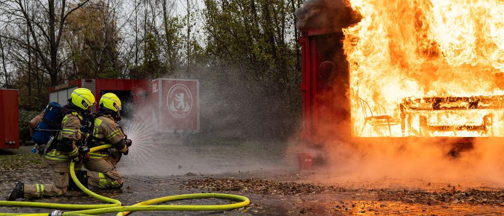 Die Berliner Feuerwehr demonstriert, mit welchen Vorsichtsmaßnahmen Menschen einen Brand verhindern können.