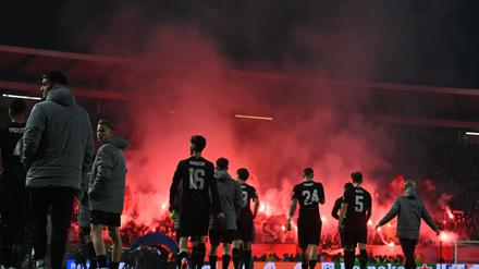 Hängende Köpfe an einem denkwürdigen Abend: Die VfB-Profis nach der Klatsche in Belgrad.