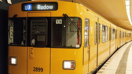 Eine U-Bahn der Linie U7 in Richtung Rudow (Symbolbild).