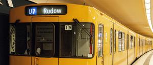 Eine U-Bahn der Linie U7 in Richtung Rudow (Symbolbild).