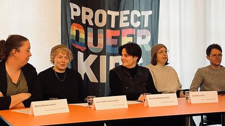Pressekonferenz der queeren Jugendzentren Berlins mit Dorina Thomas, Leonie Hafemeister, Nora Scharffenberg, Julie Beck und Malte Mühlsteff. 