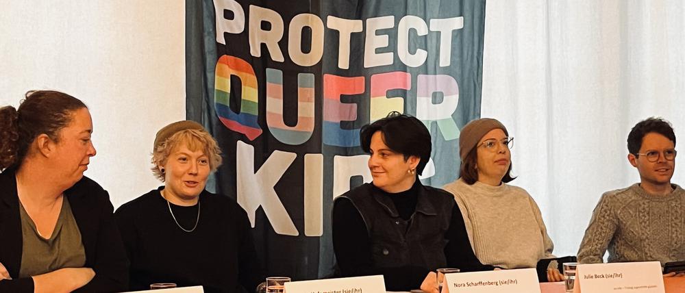 Pressekonferenz der queeren Jugendzentren Berlins mit Dorina Thomas, Leonie Hafemeister, Nora Scharffenberg, Julie Beck und Malte Mühlsteff. 
