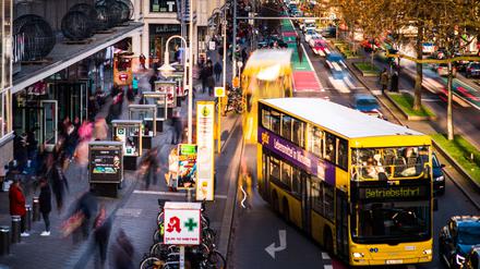 Die Steglitzer Schloßstrasse am 22 Dezember 2021 in einer Langzeitbelichtung. Steglitz Schloßstrasse Shopping Langzeitbelichtung Unschärfen Gewusel Gewühl. Berlin Berlin Deu *** The Steglitzer Schloßstrasse on 22 December 2021 in a long exposure Steglitz Schloßstrasse Shopping long exposure blur bustle bustle Berlin Berlin Deu
