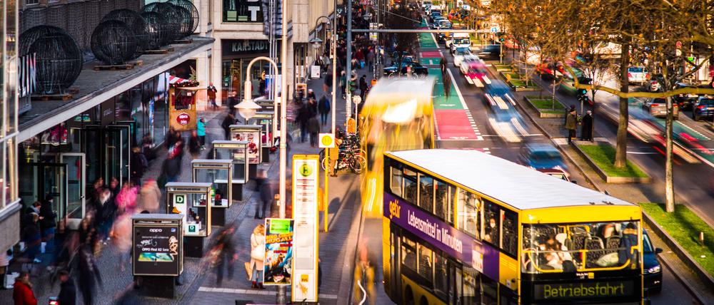  Die Steglitzer Schloßstrasse am 22 Dezember 2021 in einer Langzeitbelichtung. Steglitz Schloßstrasse Shopping Langzeitbelichtung Unschärfen Gewusel Gewühl. Berlin Berlin Deu *** The Steglitzer Schloßstrasse on 22 December 2021 in a long exposure Steglitz Schloßstrasse Shopping long exposure blur bustle bustle Berlin Berlin Deu 