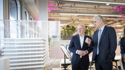 Senatschef Kai Wegner steht mit Stefan Oelrich vor einem Modell des neuen Translationszentrums für Gen- und Zelltherapien. Die Bauarbeiten sollen im kommenden Jahr beginnen.