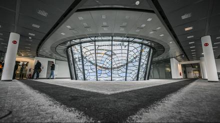 Mitarbeiter der Zentral- und Landesbibliothek Berlin besetzen das Q207-Gebäude in der Friedrichstraße angesichts der angekündigten Kürzungen in der Kultur und öffnen es von 14 bis 18 Uhr für Publikum. Die ZLB möchte das ehemalige Gebäude der Galeries Lafayette in der Friedrichstraße nutzen. 