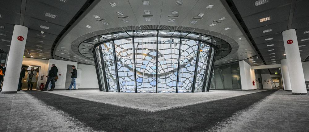 Mitarbeiter der Zentral- und Landesbibliothek Berlin besetzen das Q207-Gebäude in der Friedrichstraße angesichts der angekündigten Kürzungen in der Kultur und öffnen es von 14 bis 18 Uhr für Publikum. Die ZLB möchte das ehemalige Gebäude der Galeries Lafayette in der Friedrichstraße nutzen. 