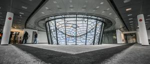Mitarbeiter der Zentral- und Landesbibliothek Berlin besetzen das Q207-Gebäude in der Friedrichstraße angesichts der angekündigten Kürzungen in der Kultur und öffnen es von 14 bis 18 Uhr für Publikum. Die ZLB möchte das ehemalige Gebäude der Galeries Lafayette in der Friedrichstraße nutzen. 