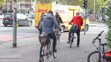 Gibt es nicht nur in Berlin, sondern auch in der Fahrradhauptstadt des Landes. Die Hälfte aller Unfälle in Münster mit Radfahrerbeteiligung sind auf Fehler beim Abbiegen und die Missachtung der Vorfahrt durch andere Verkehrsteilnehmer zurückzuführen. 