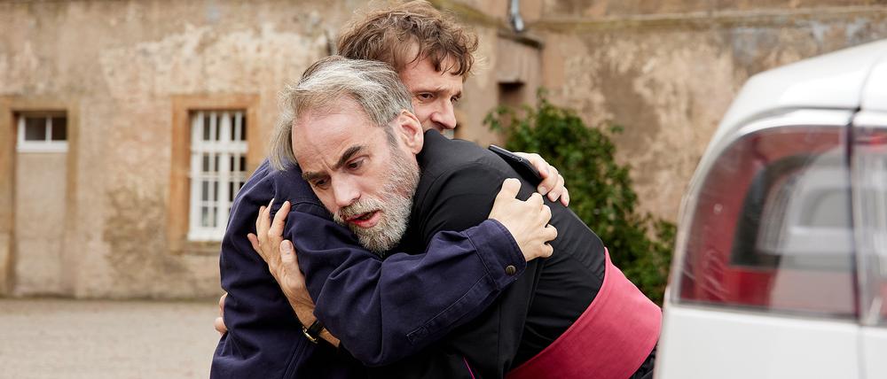ARD/NDR TATORT: „SCHWEIGEN“, am Sonntag (01.12.24) um 20:15 Uhr im ERSTEN. Daniel (Florian Lukas,li.) stellt Generalvikar Billing (Sebastian Blomberg) zur Rede. © NDR/Kai Schulz, honorarfrei - Verwendung gemäß der AGB im engen inhaltlichen, redaktionellen Zusammenhang mit genannter NDR-Sendung und bei Nennung "Bild: NDR/Kai Schulz" (S2). NDR Presse und Information/Fotoredaktion, Tel: 040/4156-2333 oder -2305, pressefoto@ndr.de