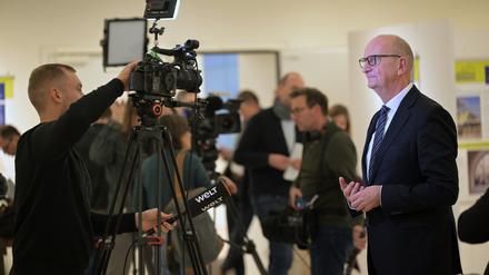 Dietmar Woidke (SPD), Ministerpräsident von Brandenburg, gibt nach einer Pressekonferenz ein Interview. 
