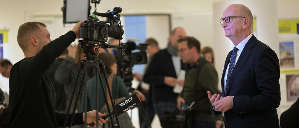 Dietmar Woidke (SPD), Ministerpräsident von Brandenburg, gibt nach einer Pressekonferenz ein Interview. 