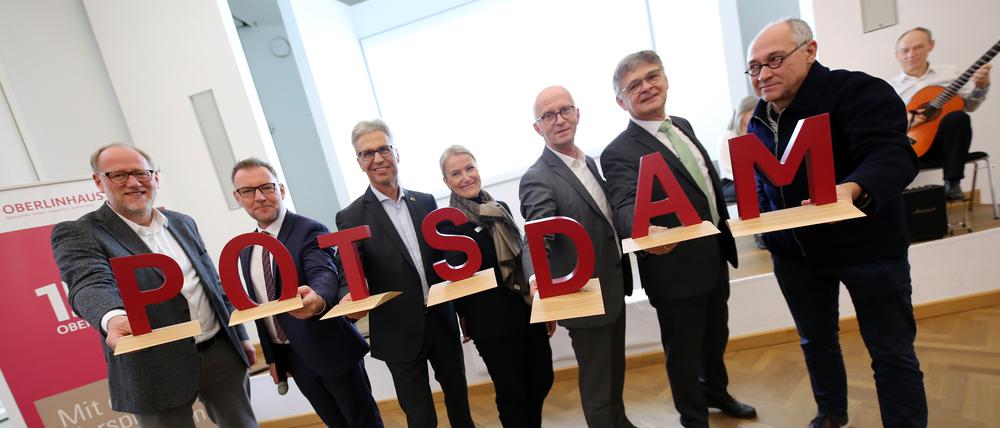 Das Oberlinhaus und seine Partner überreichen der Stadt ein symbolisches Geschenk. Bis Ostern soll die Buchstaben-Skulptur mit dem Schriftzug „POTSDAM“ an einem zentralen Ort in Potsdam eingeweiht werden.