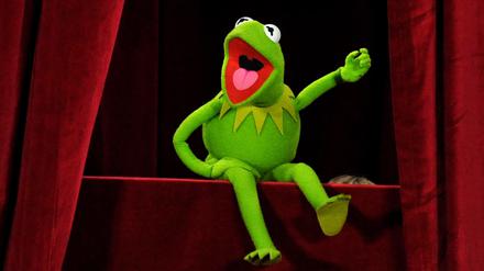 Kermit der Frosch sitzt bei der Premiere des Films „Die Muppets“