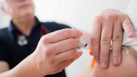 ARCHIV - 28.08.2019, Niedersachsen, Hannover: Ein Kinderarzt impft ein Kind mit einem 6-fach-Kombinationsimpfstoff gegen Diphtherie, Tetanus (Wundstarrkrampf), Kinderlähmung (Polio), Keuchhusten (Pertussis), Haemophilus influenzae Typ b (Hib) und Hepatitis B. (zu dpa: «Erreger der Kinderlähmung im Abwasser deutscher Städte») Foto: Julian Stratenschulte/dpa +++ dpa-Bildfunk +++