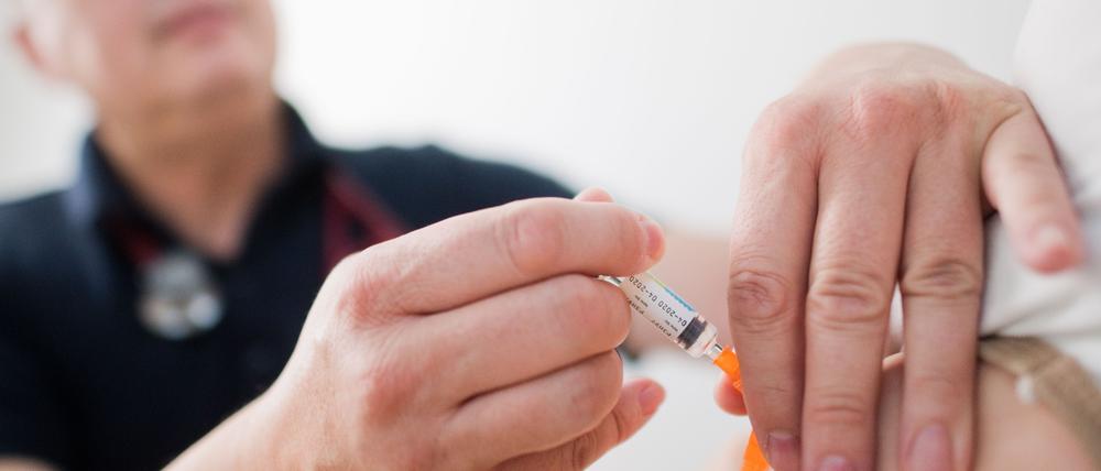 ARCHIV - 28.08.2019, Niedersachsen, Hannover: Ein Kinderarzt impft ein Kind mit einem 6-fach-Kombinationsimpfstoff gegen Diphtherie, Tetanus (Wundstarrkrampf), Kinderlähmung (Polio), Keuchhusten (Pertussis), Haemophilus influenzae Typ b (Hib) und Hepatitis B. (zu dpa: «Erreger der Kinderlähmung im Abwasser deutscher Städte») Foto: Julian Stratenschulte/dpa +++ dpa-Bildfunk +++