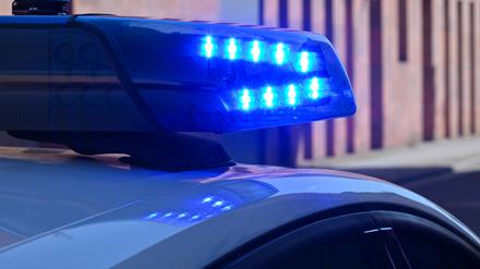 Symbolbild: Ein Polizeifahrzeug fährt mit Blaulicht durch die Potsdamer Innenstadt. 
