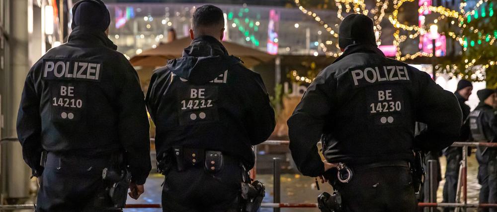 Polizeikräfte stehen vor der Partie Alba gegen Maccabi vor der Arena am Berliner Ostbahnhof.