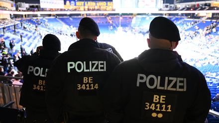 Die Polizei begleitet das Basketballspiel in der Uber-Arena.