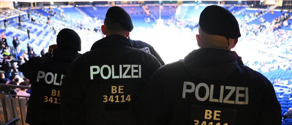 Die Polizei begleitet das Basketballspiel in der Uber-Arena.