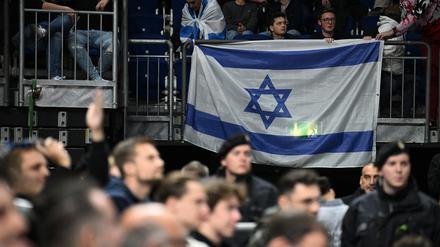 Die Fans von Maccabi Tel Aviv feierten bei Alba Berlin einen klaren Sieg.