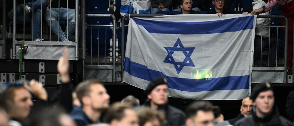 Die Fans von Maccabi Tel Aviv feierten bei Alba Berlin einen klaren Sieg.