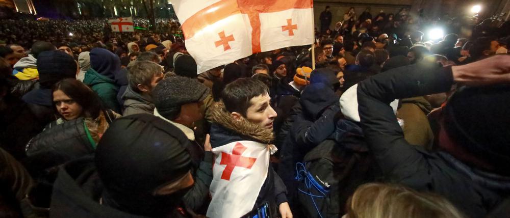 Die Demonstranten in Tiflis hoffen auf eine Annäherung an Europa.