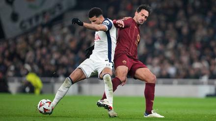 Ex-Nationalspieler Mats Hummels (r) traf für die Roma gegen Tottenham.