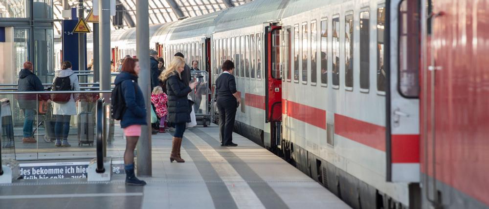 Bahnfahrer können sich voraussichtlich über eine wieder freie Strecke freuen. (Archivbild)