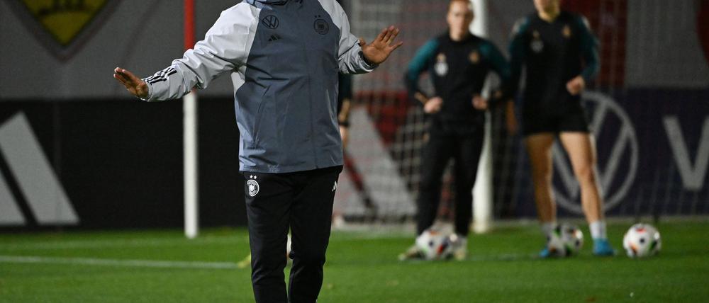Christian Wück beim Training der DFB-Spielerinnen vor der Schweiz-Partie.