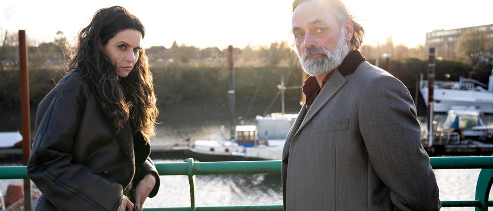 Luisa Vizzante (Liane Forestieri) versucht Toni Vizzante (Peter Benedict) im ZDF-Krimi „Helen Dorn - Der deutsche Sizilianer“ zu überzeugen, aus Deutschland zu verschwinden.