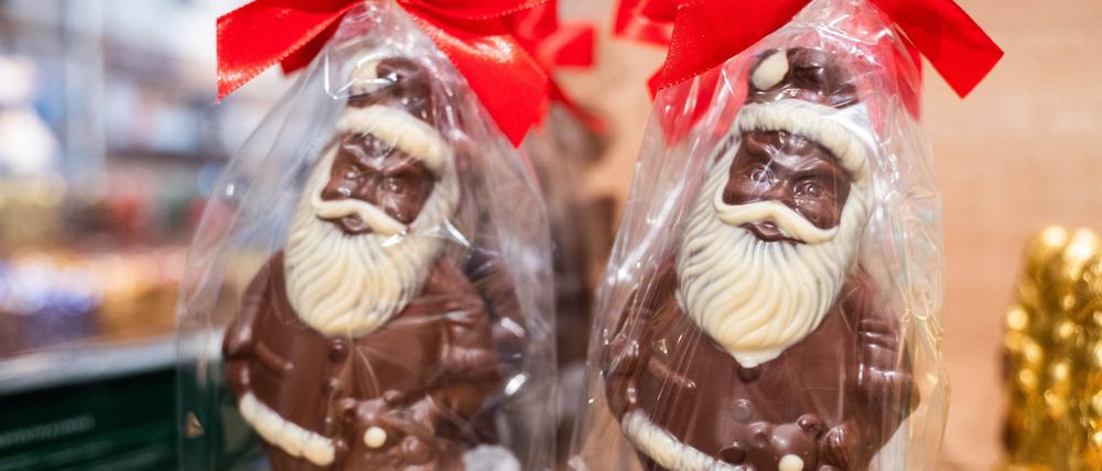Verbraucherinnen und Verbraucher müssen für Schokoladenweihnachtsmänner mehr Zahlen als vor einem Jahr. 