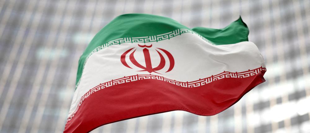 Die iranische Flagge weht vor dem UN-Bürogebäude, in dem sich das Hauptquartier der IAEA befindet.
