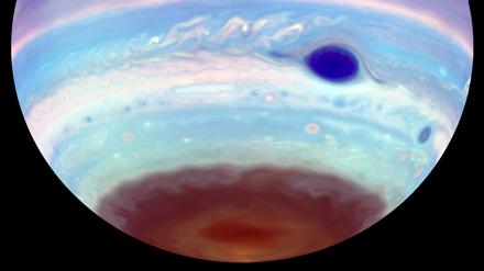 Im ultravioletten Licht erscheint der Große Rote Fleck des Jupiters blau. Im braunen Dunst am Südpol ist ein weiteres ovales Merkmal zu erkennen, wie sie auch regelmäßig, aber seltener am Nordpol auftreten.