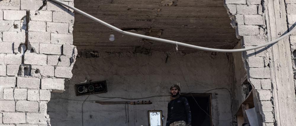 Ein Mann steht nach einem Luftangriff auf die Stadt Atarib in der Umgebung von Aleppo in einem zerstörten Gebäude. (Archivbild)