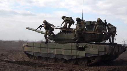 27.11.2024, Ukraine: Auf diesem Foto aus einem vom Pressedienst des russischen Verteidigungsministeriums veröffentlichten Video springen russische Soldaten während einer Gefechtsausbildung an einem ungenannten Ort von einem T-90M Proryv-Panzer ab.