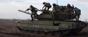27.11.2024, Ukraine: Auf diesem Foto aus einem vom Pressedienst des russischen Verteidigungsministeriums veröffentlichten Video springen russische Soldaten während einer Gefechtsausbildung an einem ungenannten Ort von einem T-90M Proryv-Panzer ab.