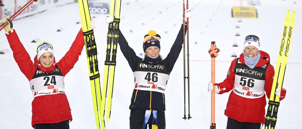 Frida Karlsson (M) triumphiert zum Auftakt in die neue Langlauf-Weltcup-Saison.