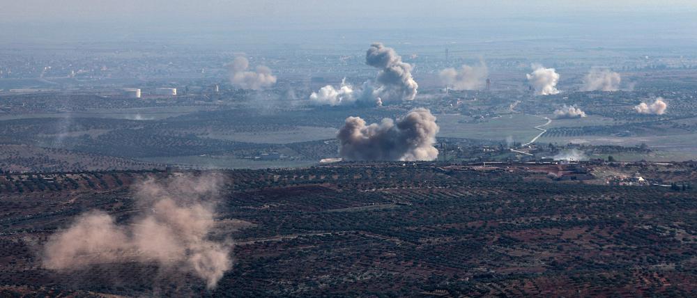 Bei Gefechten zwischen kurdischen Milizen und von der Türkei unterstützten Kämpfern im Norden Syriens sind nach Angaben von Aktivisten mindestens 37 Menschen getötet worden.