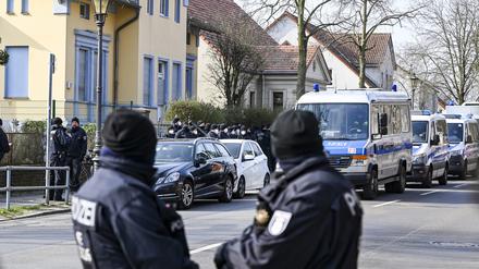 Polizisten sind im Berliner Ortsteil Buckow im Bezirk Neukölln vor einer Villa aus dem Clan-Milieu im Einsatz.