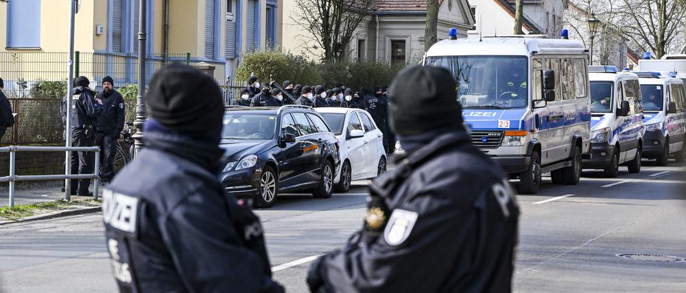 Polizisten sind im Berliner Ortsteil Buckow im Bezirk Neukölln vor einer Villa aus dem Clan-Milieu im Einsatz.