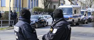 Polizisten sind im Berliner Ortsteil Buckow im Bezirk Neukölln vor einer Villa aus dem Clan-Milieu im Einsatz. 
