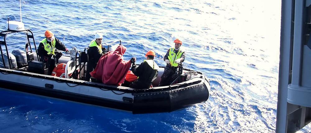 Ein von der Facebook-Seite des ägyptischen Militärsprechers am 27. November 2024 veröffentlichtes Bild zeigt Rettungskräfte nach dem Kentern eines Bootes im Roten Meer vor der ägyptischen Küste.