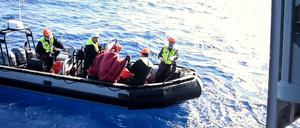 Ein von der Facebook-Seite des ägyptischen Militärsprechers am 27. November 2024 veröffentlichtes Bild zeigt Rettungskräfte nach dem Kentern eines Bootes im Roten Meer vor der ägyptischen Küste.