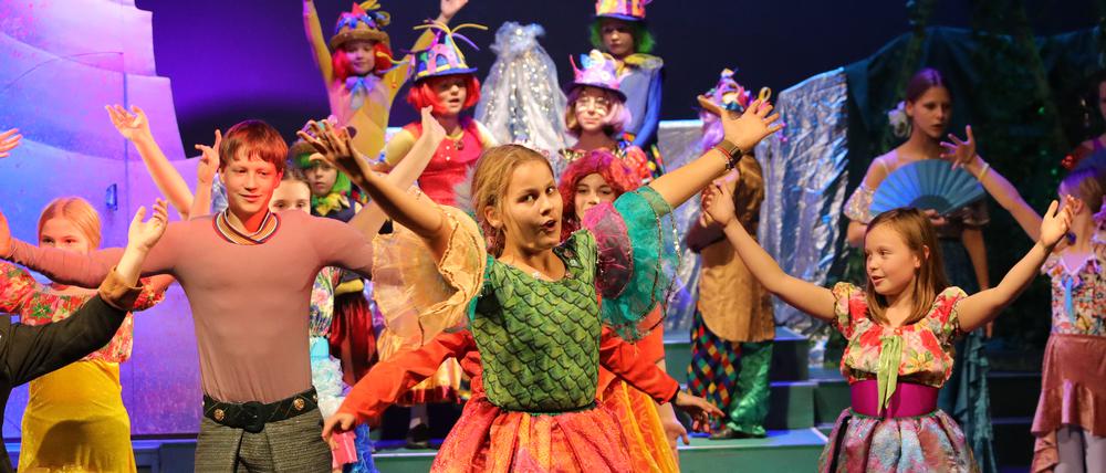 Probe des Kindermusiktheaters Buntspecht „Sechse kommen durch die ganze Welt". Der Musikus Friedel Fiedel und Prinzessin Amalia sind unsterblich ineinander verliebt. Offensichtlich sind sie trotz ihres Standesunterschiedes füreinander bestimmt. Doch der König willigt nicht in die Hochzeit ein.
Er lässt den Musikus von den Soldaten in den tiefen Wald abführen und an einen Baum fesseln. Als vermeintlich letzte Chance fordert er Fiedel auf, den goldenen Schlüssel für seine Spieluhr zu finden und das Abenteuer beginnt…